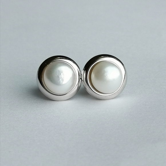 White cultured pearl stud earrings in Sterling Silver 8mm - Picture 10 of 11